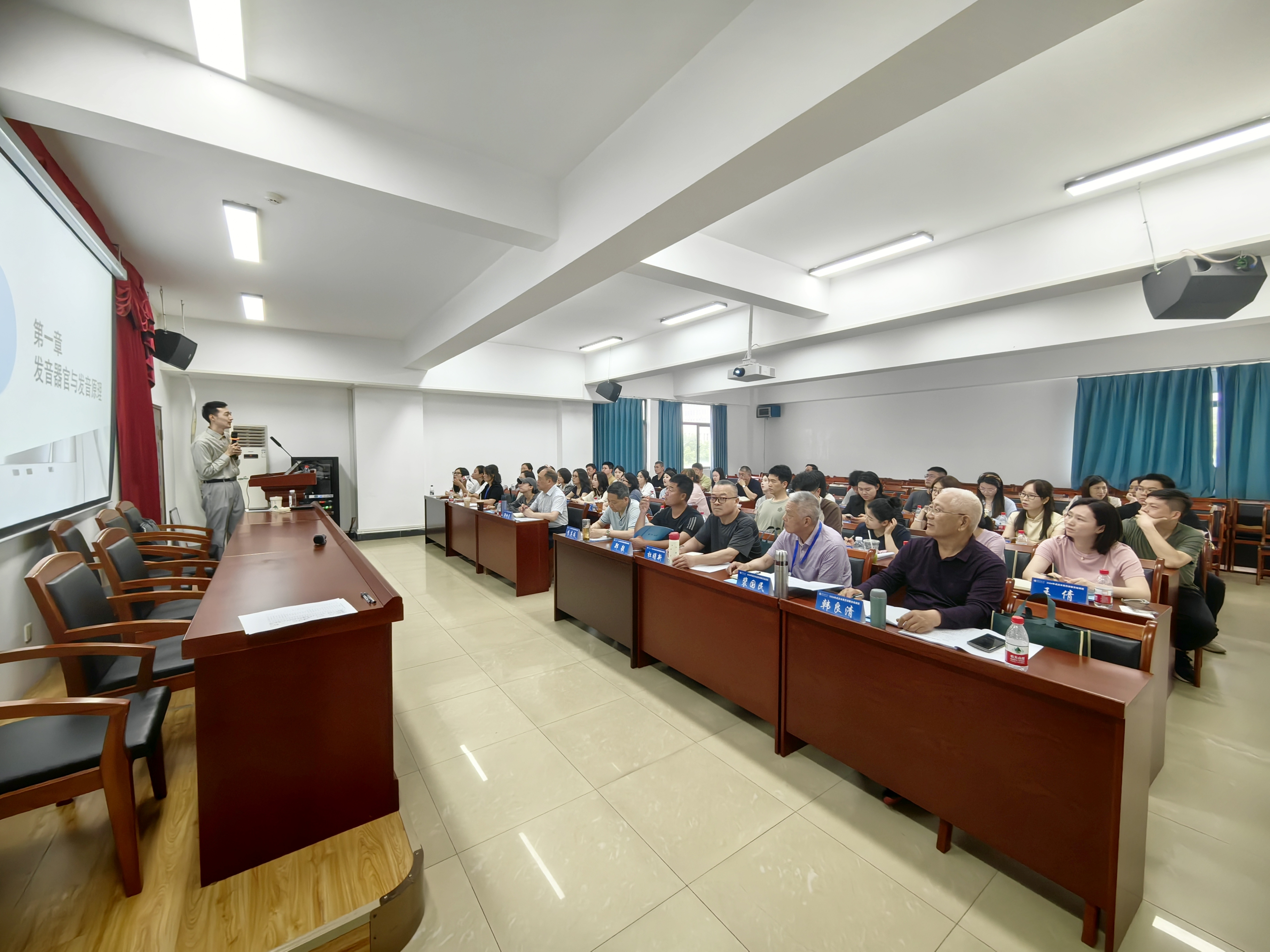 华中师范大学新闻传播学院徐阳老师在为学员讲授《讲解员普通话与科学发声训练》.jpg